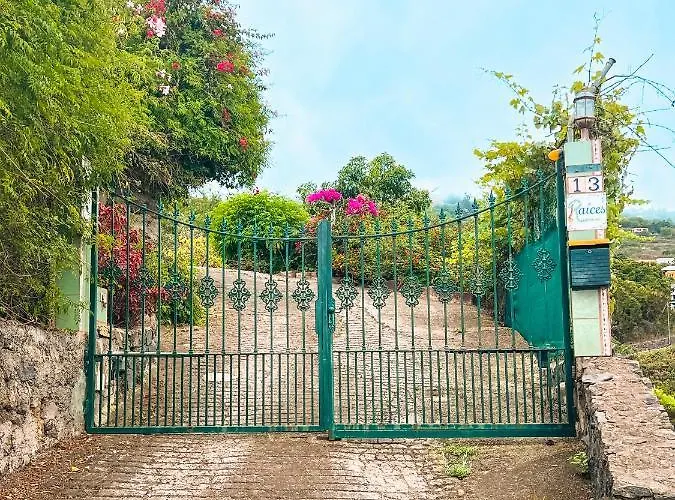 With Huge Deck Nestled In Marvelous Gardens - Nidos Apartment *